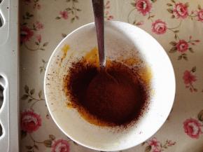 7.	倒一勺蛋糕糊，筛入可可粉，