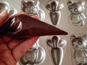 8.	搅拌均匀，将其装在裱花袋里