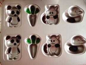 10.	把可可面糊和色素面糊挤在蛋糕模里相应的位置，烤箱预热好，170度，中层，烤1分钟