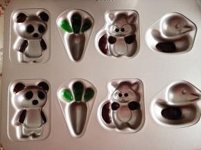 10.	把可可面糊和色素面糊挤在蛋糕模里相应的位置，烤箱预热好，170度，中层，烤1分钟