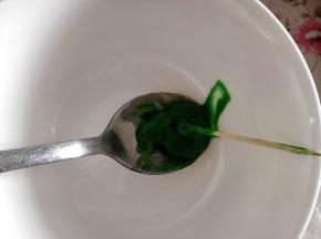 9.	另取一点蛋糕糊，加入适量色素，搅拌均匀，