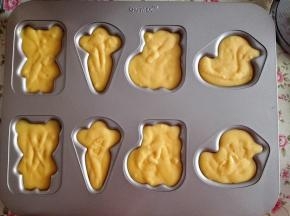 12.	挤入蛋糕模具中，震几下，震出气泡，