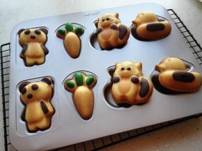 14.	出炉后，晾一下，就可以脱模啦。