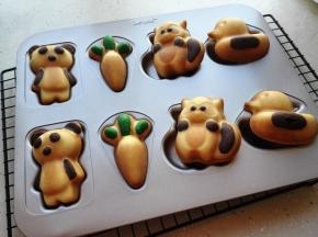 14.	出炉后，晾一下，就可以脱模啦。