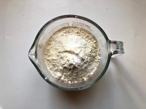 将低粉，小苏打，泡打粉混合均匀后过筛