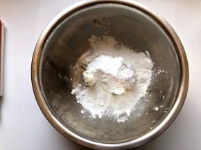 猪油和糖粉倒入盆中，手戴上无粉手套后将猪油与糖粉抓均匀，一直到糖粉被猪油吸收