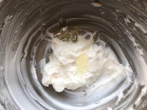 分三次加入蛋液，混合均匀至蛋液与猪油吸收