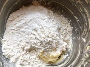 倒入过筛好的粉类