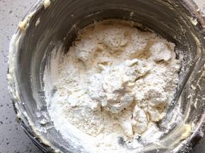 用手轻抓面粉和猪油，混合成看不到干粉的面团