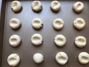 用拇指在面团中间按一个小坑