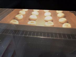 放入预热好180度的烤箱中烘烤20到22分钟，直至上色