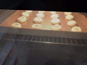 放入预热好180度的烤箱中烘烤20到22分钟，直至上色