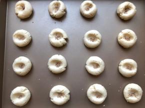 在小坑中间放入适量白芝麻