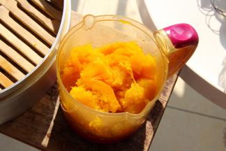 取出南瓜泥放入料理机/辅食机打成泥