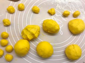 将揉好的面团摘成6个45克的面团，12个4克的小面团