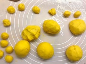 将揉好的面团摘成6个45克的面团，12个4克的小面团