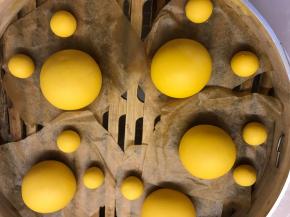 分别将45克的面团（做小熊的头）和4克的小面团（做小熊的耳朵）揉圆，中间空出位置，待会发酵还会变大