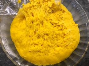 将面团放入碗中，盖上保鲜膜，放入温暖处发酵至两倍大