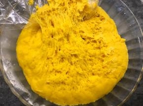 将面团放入碗中，盖上保鲜膜，放入温暖处发酵至两倍大