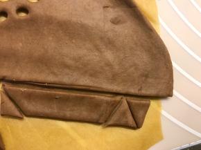 用刀切出三角形当小熊嘴巴