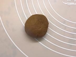 将可可面团中的材料混合揉至光滑