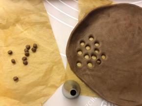 用圆形裱花嘴或吸管压出小熊眼睛