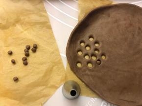 用圆形裱花嘴或吸管压出小熊眼睛