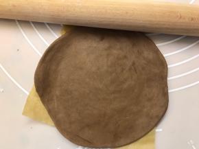 用擀面杖将可可面团擀薄