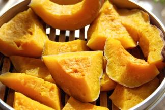 南瓜洗净切块，上锅蒸熟