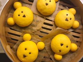 发酵好后将眼睛鼻子放在小熊合适位置，取适量可可面团揉长条当小熊嘴巴