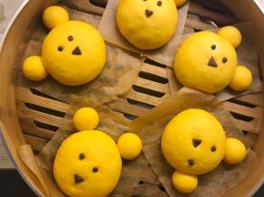 发酵好后将眼睛鼻子放在小熊合适位置，取适量可可面团揉长条当小熊嘴巴