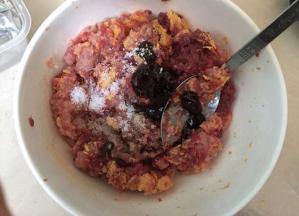 加入盐、黑椒碎和BBQ烧烤酱拌均