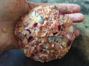 然后将搅拌好的肉泥取一团用手左右甩50次