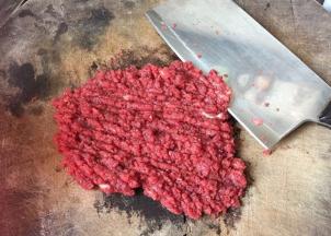 先做好牛肉饼：牛肉和五花肉剁碎