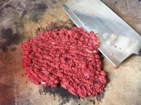 先做好牛肉饼：牛肉和五花肉剁碎