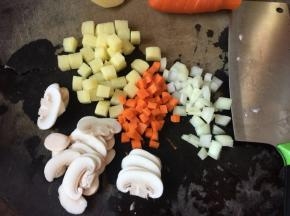 白蘑菇切片，胡萝卜、土豆、洋葱切粒