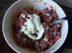 加入蛋黄沙拉酱搅拌均匀