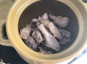 飞水后沥干水分的鸡块放入汤锅里