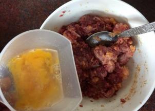 然后分3次加入鸡蛋液拌均