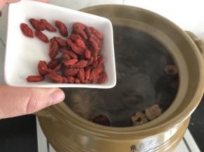 加入洗净的枸杞子，再炖20-30分钟即可