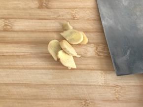 姜切片备用