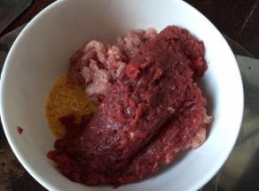 牛肉和猪肉末与面包糠混合