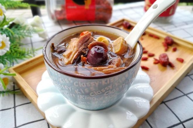 茶树菇红枣枸杞老鸡汤