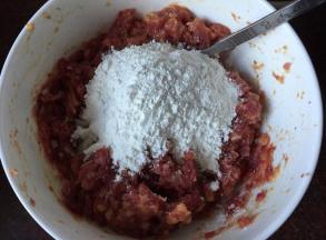 加入面粉搅拌均匀