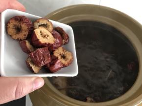 加入洗净去核的红枣