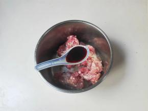 适量生抽搅拌均匀