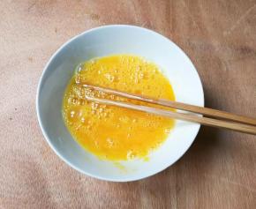 打入两个鸡蛋打散