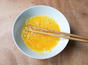 打入两个鸡蛋打散