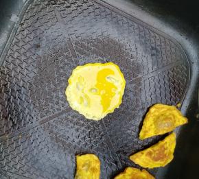 用调羹舀一勺倒入锅中