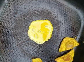 用调羹舀一勺倒入锅中